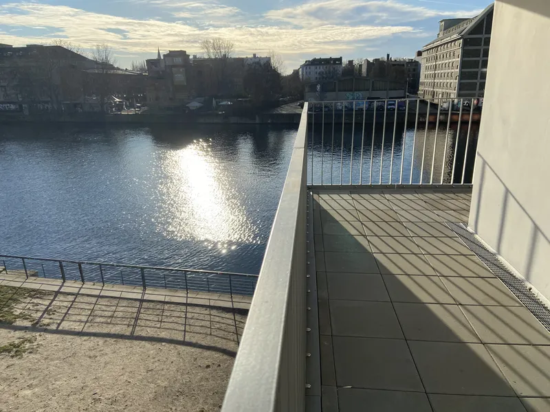 2-Zi.-Wohnung in Friedrichshain: Wasserblick, Echtholzparkett, EBK & Top-Anbindung — photo 1
